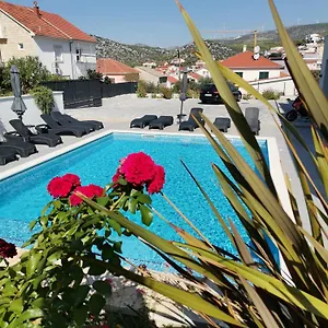 Apartment Barbara & Zoran With Heated Swimming Pool, Seget Vranjica